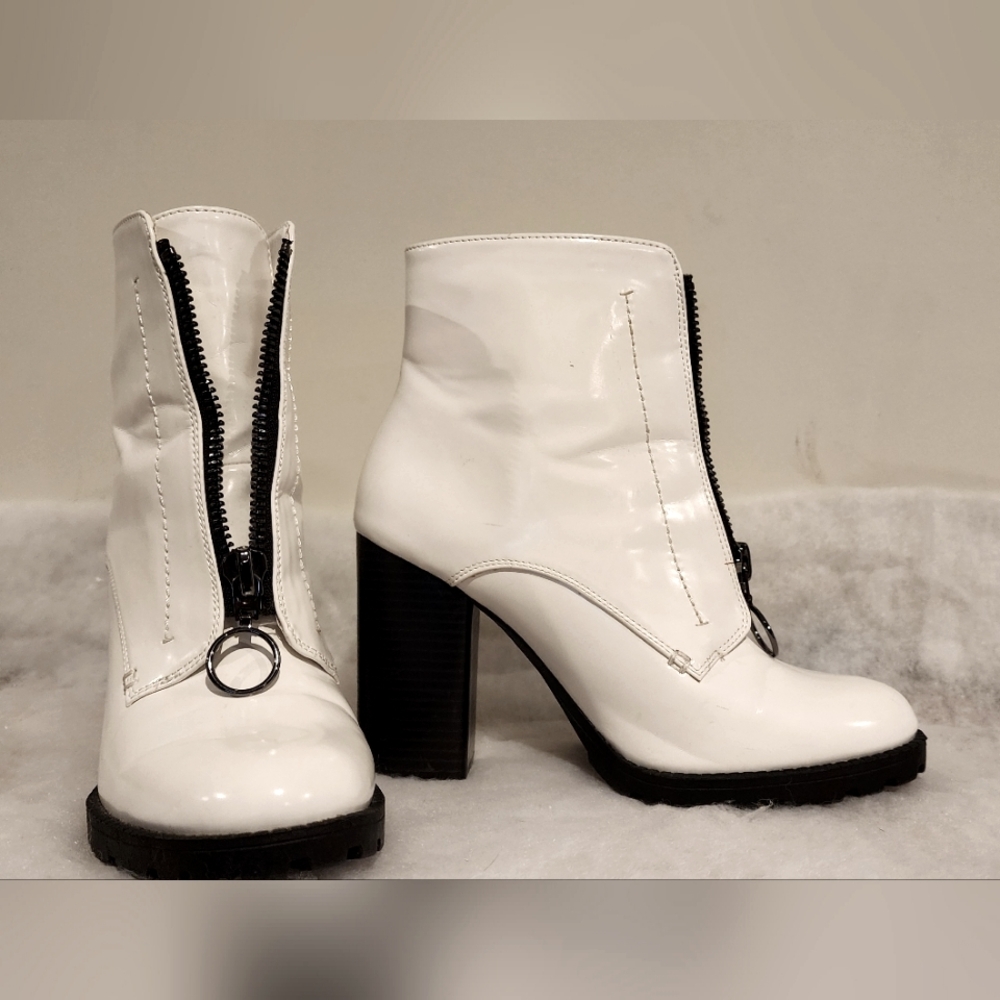 Simple Vera Vera Wang White Grouse Ankle Boots size 8½